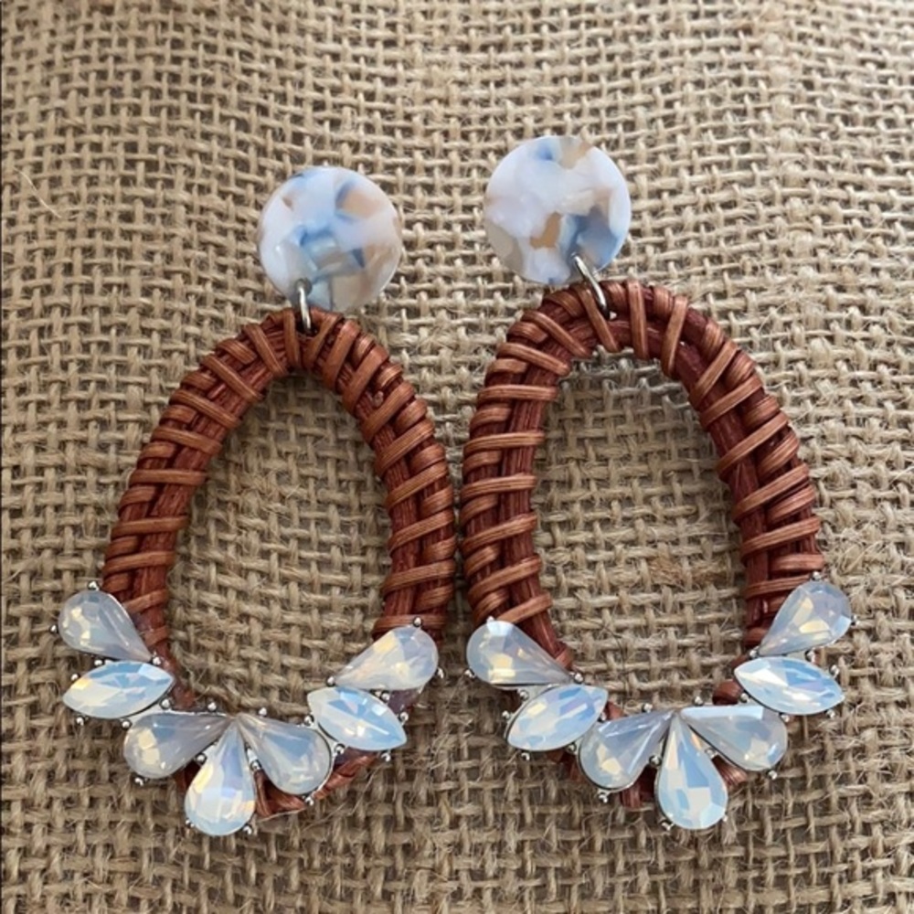 Wicker jeweled earrings tortoise details